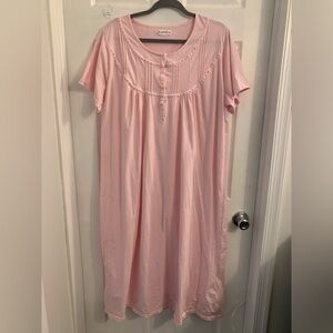 Cozy Pink Short-Sleeve Women's Nightgown. Size XL  $10